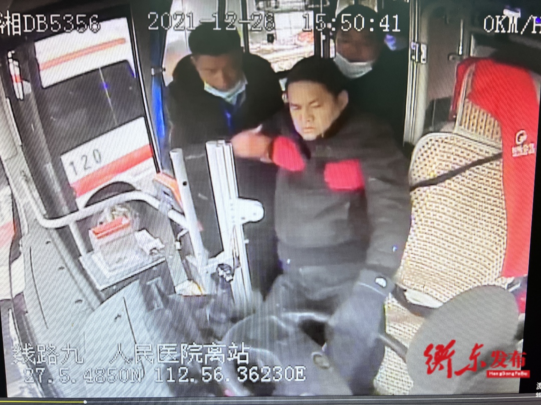 衡阳衡东：感动！公交司机突发脑溢血， 倒下前拼力把车刹住