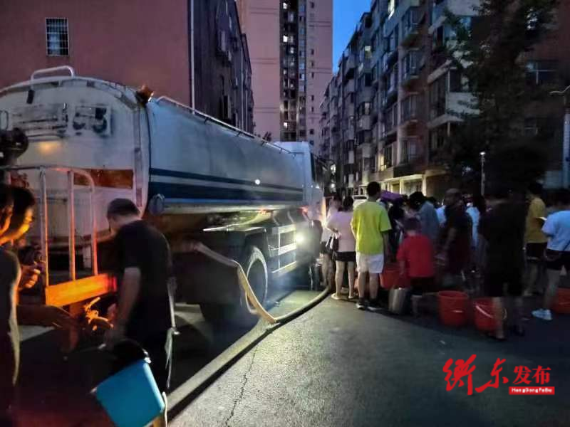 县城停水    洒水车送水获居民点赞