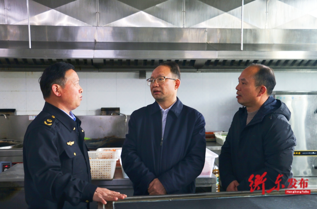 段忠贤到县五中督查食品安全工作并宣讲党的二十大精神
