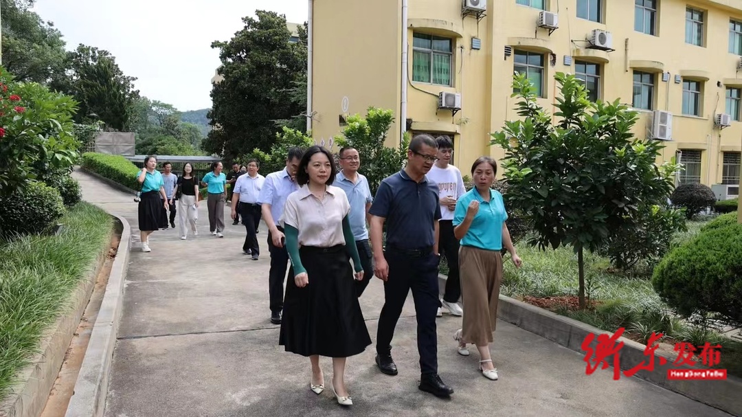 市科协党组书记、副主席周湘辉一行到我县走访调研