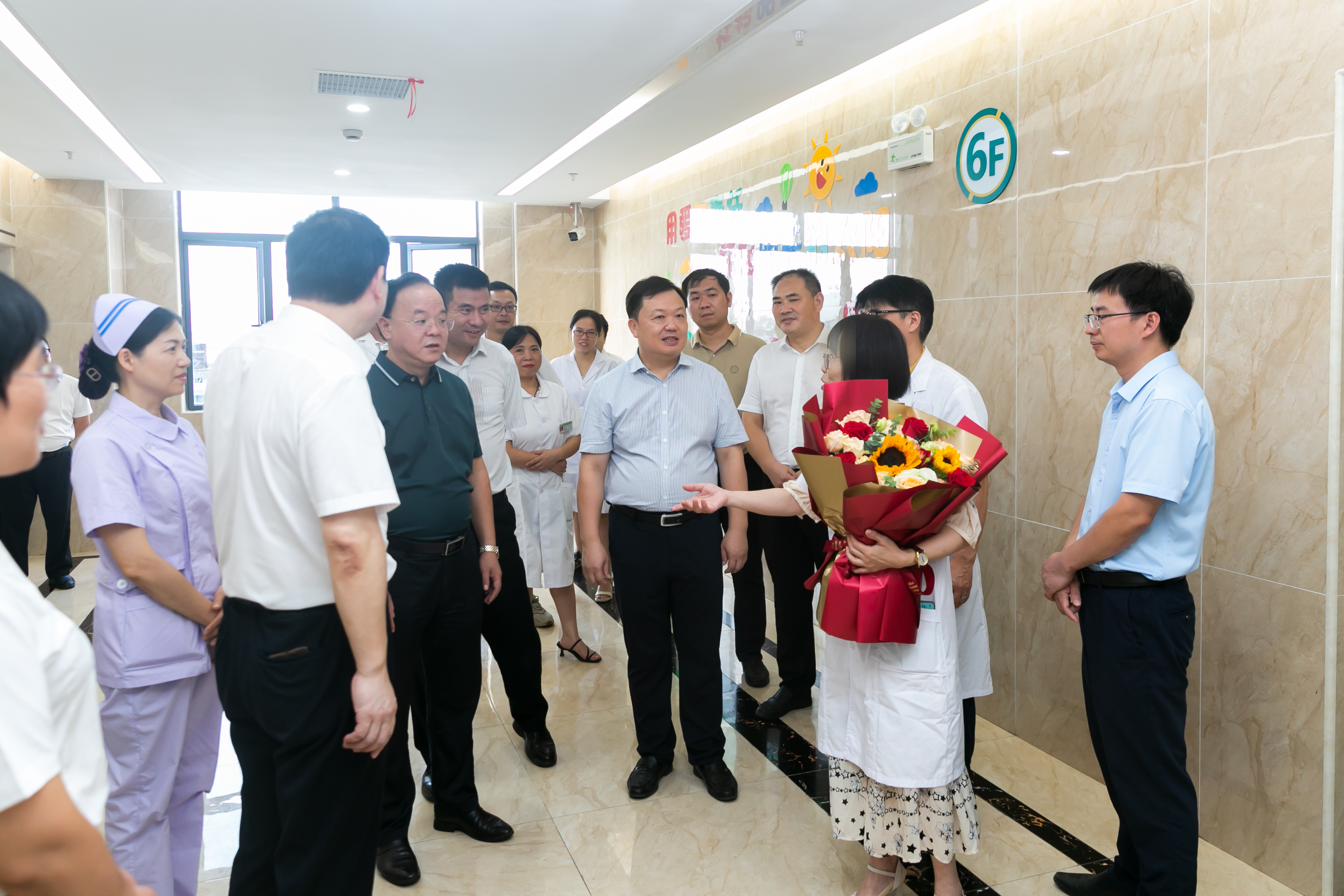 谭建华看望慰问县人民医院医务工作者