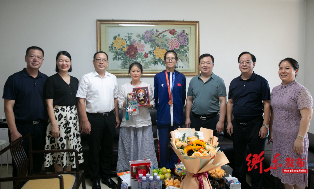 谭建华、蒋崇华一行慰问成都第31届世界大学生夏季运动会跆拳道铜牌选手罗妙溢