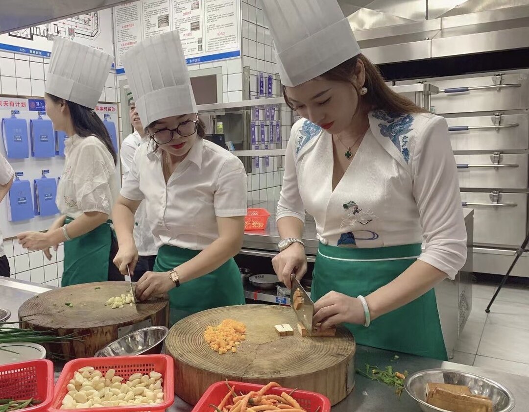 【衡东文旅推广大使实训演练花絮】升汇缘酒店丨选手进店当“大厨” 传承土菜文化和技艺