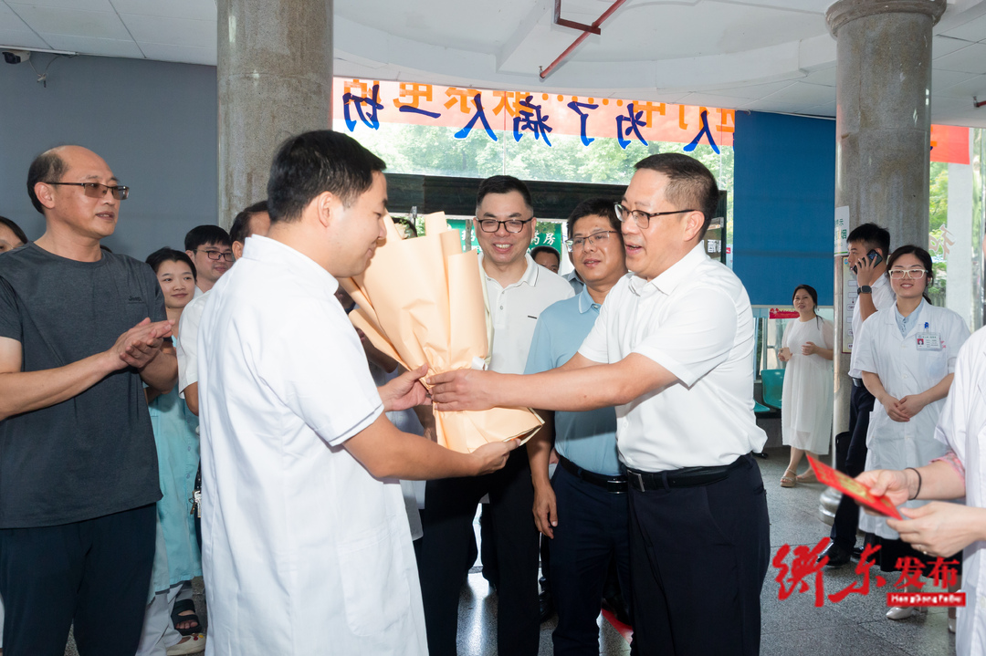 蒋崇华慰问县中医医院医务工作者