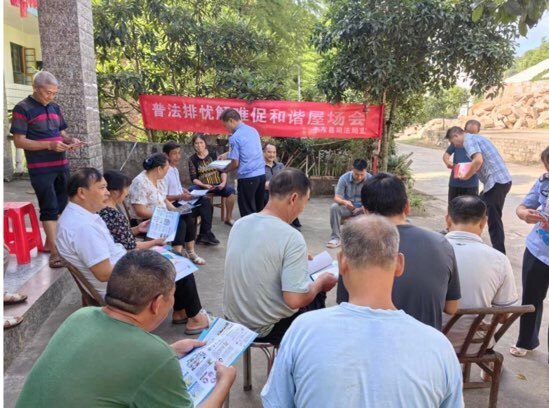 县司法局开展“政法干警联村”活动