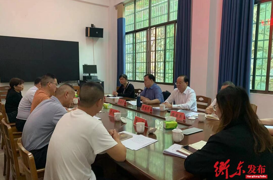 谭建华参加大浦镇县人大代表“双联”工作座谈会