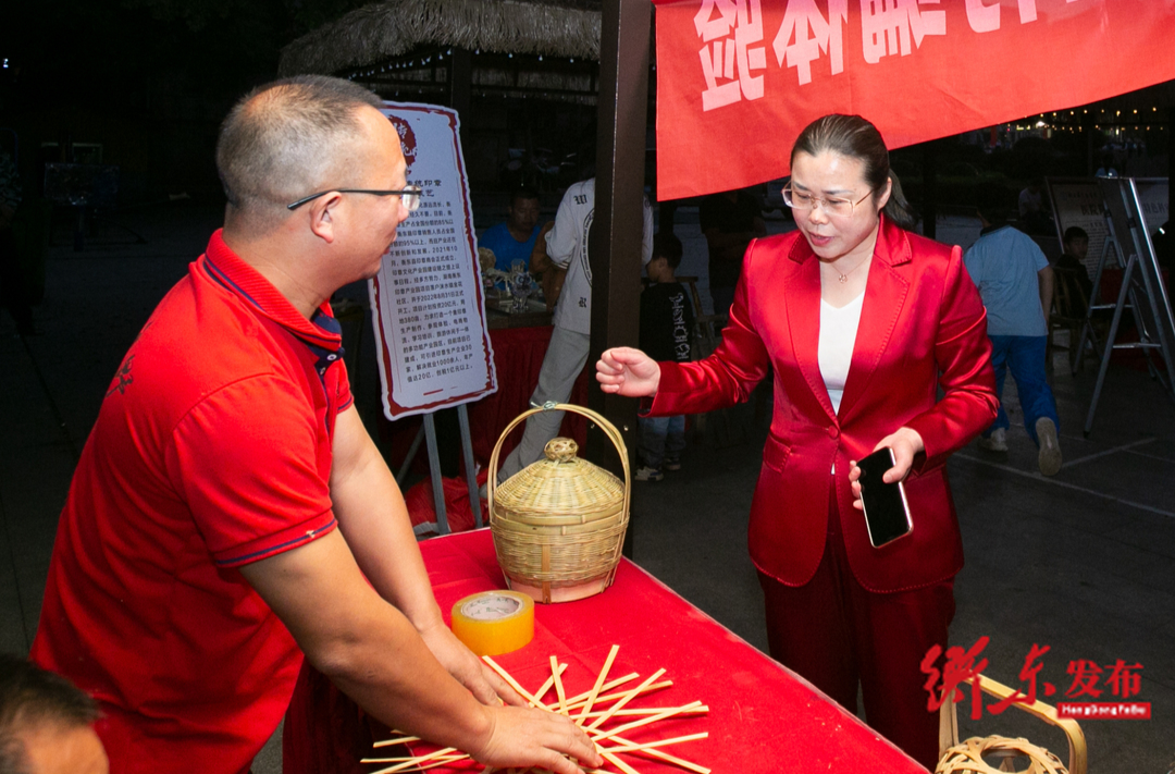 任中元察看名优特农产品展区