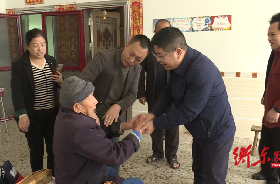 “浓浓敬老情 关爱暖民心”县领导重阳节看望慰问“百岁老人”