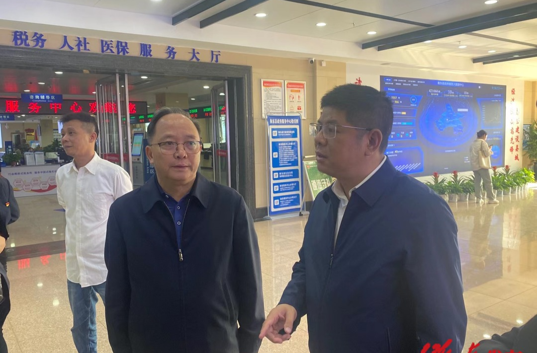 县领导赴行政审批局调研