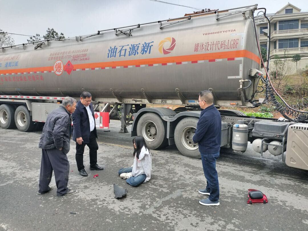 点赞！群众有难伸援手 见义勇为显担当——大浦镇党政领导紧急施救车祸受伤群众
