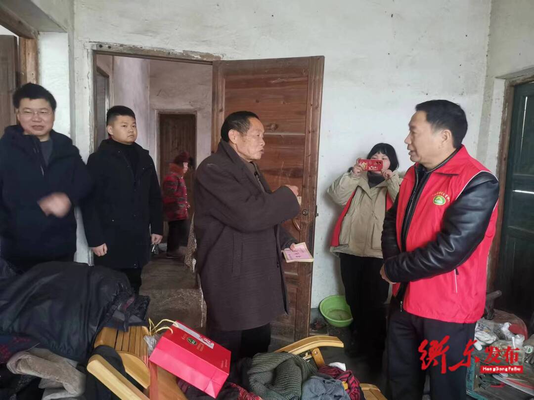 县领导深入乡镇和“双联”企业开展走访慰问“送温暖”活动