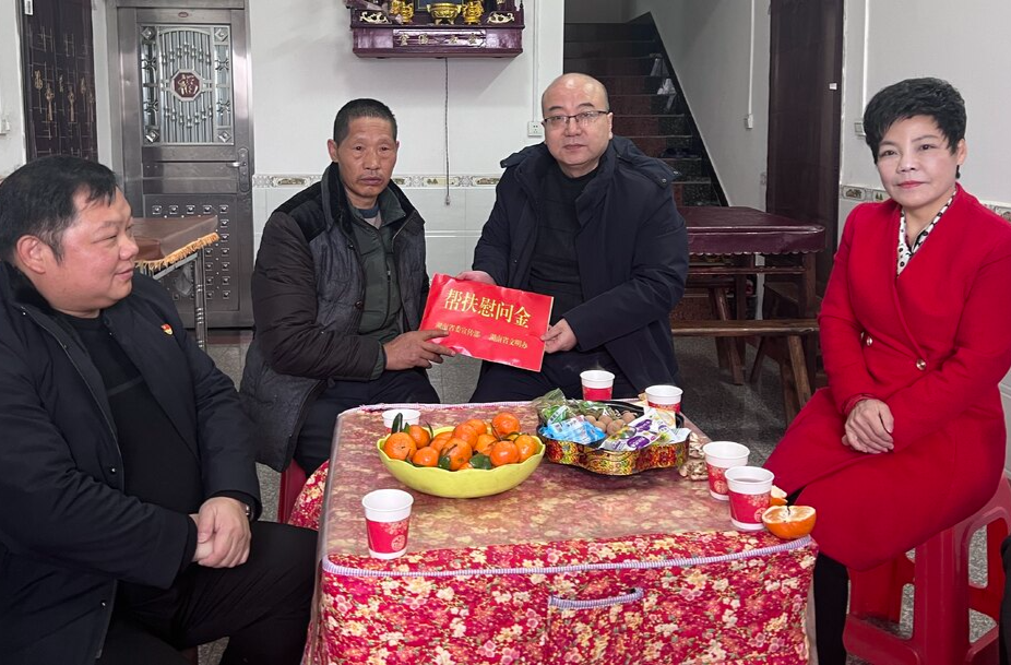 乐奕来我县慰问道德模范