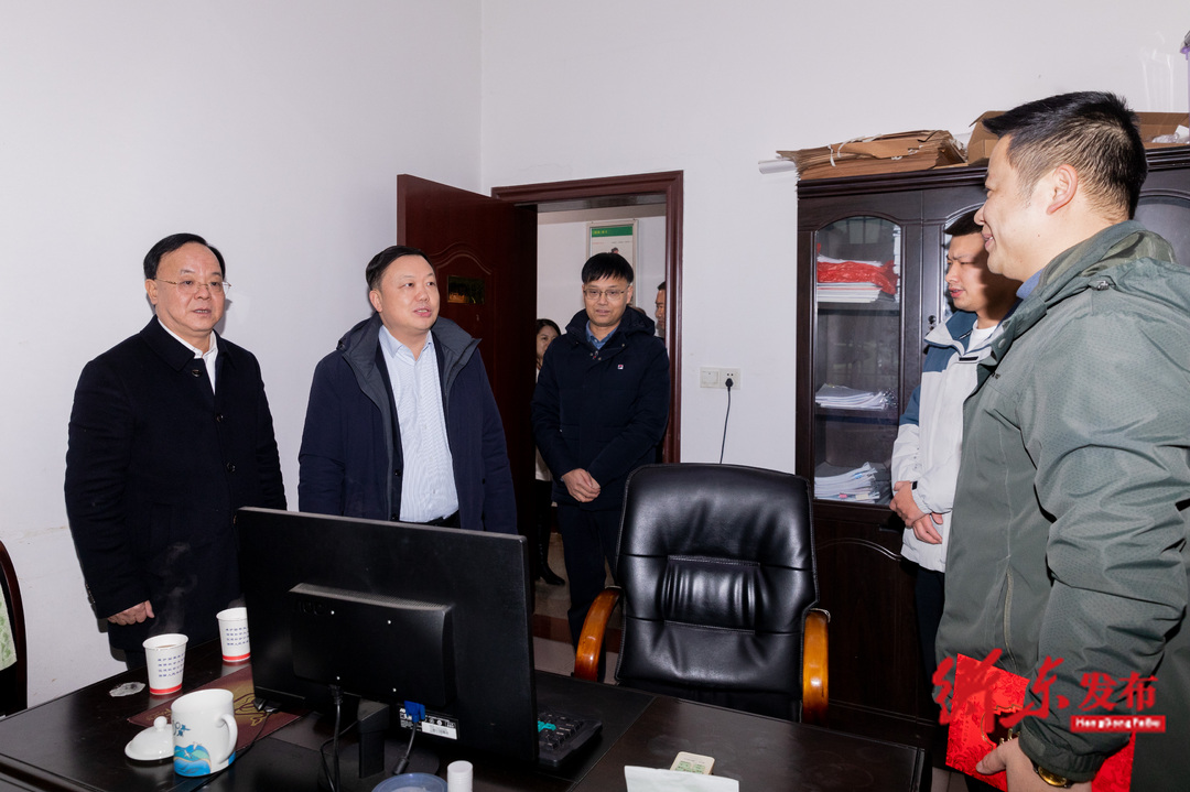 谭建华赴县委政法委维稳办、县委网信办开展春节前慰问和指导工作