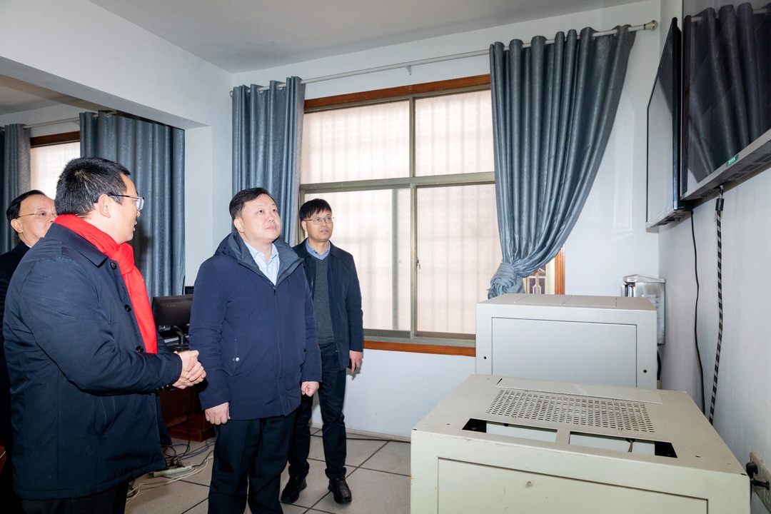 谭建华大年初一看望慰问一线坚守岗位的干部职工  向全县人民致以美好的新春祝福