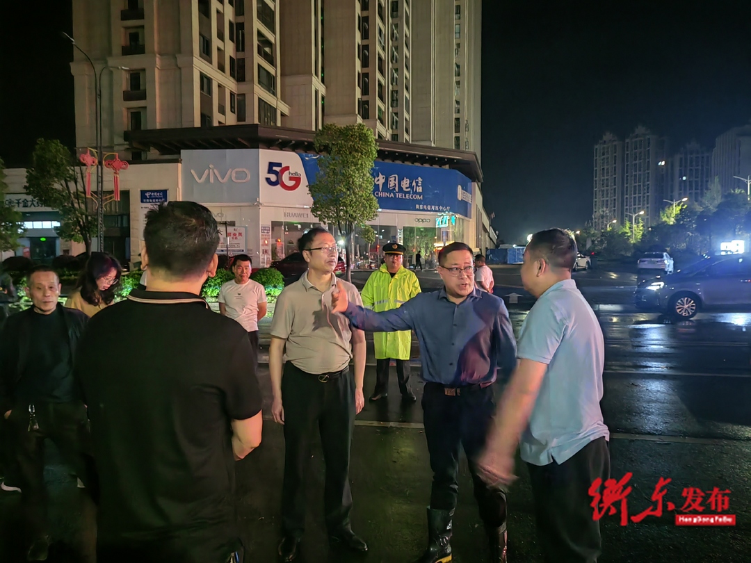 蒋崇华连夜调度城区内涝和防汛工作