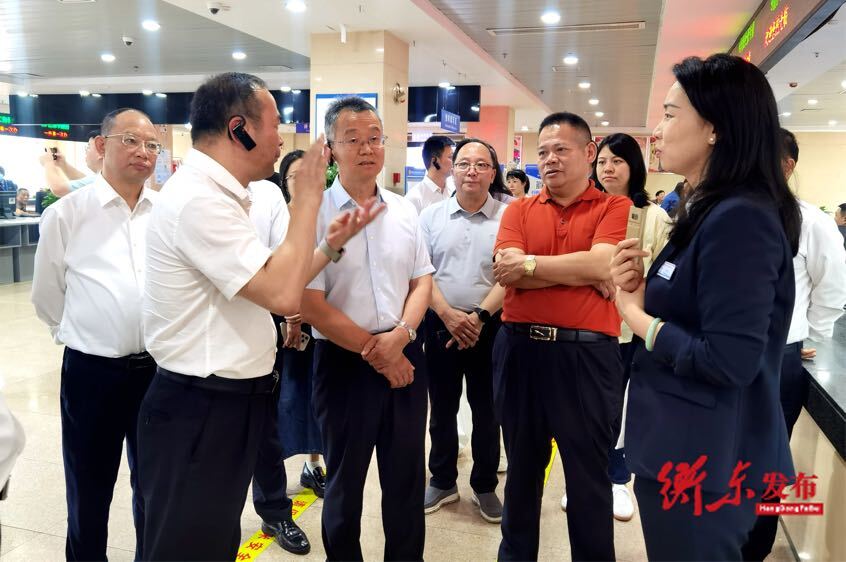 许石林深入我县政务服务中心调研， 助推民营经济发展