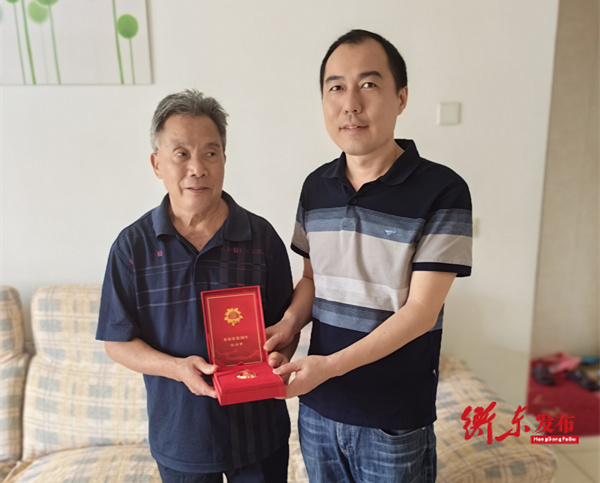 县发改局开展“七一”走访慰问老党员活动