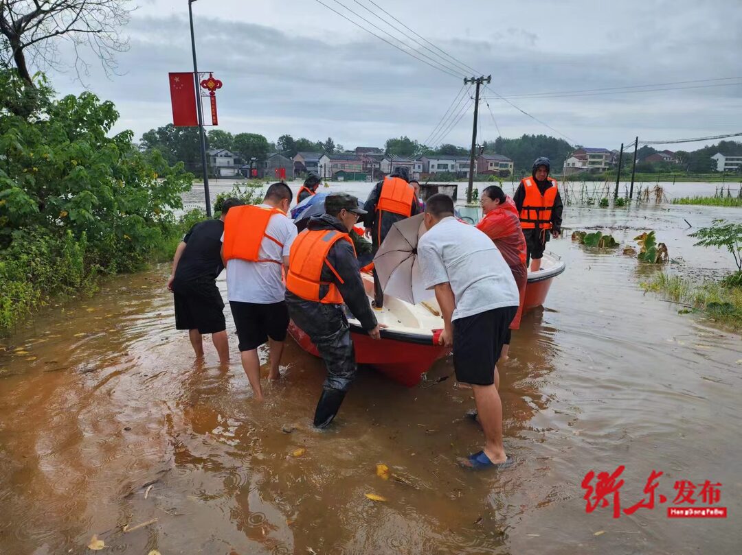 草市镇：干群一心 抗洪抢险