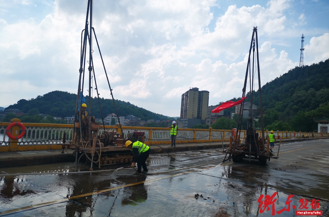 “蒸”战高温 “暑”你最美 衡东公路人养护施工不停歇