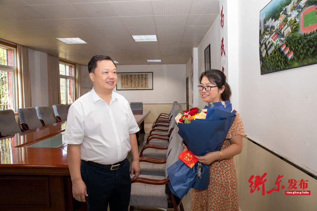谭建华开展教师节走访慰问并督导校园食品安全