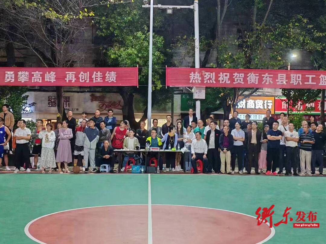 县职工篮球赛“火力全开”   县委书记谭建华亲临赛场助威