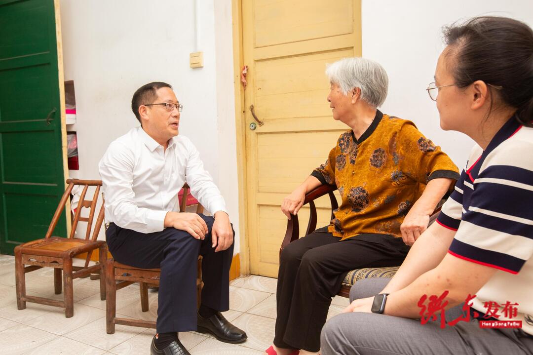 蒋崇华走访慰问老党员、老干部和先进模范代表