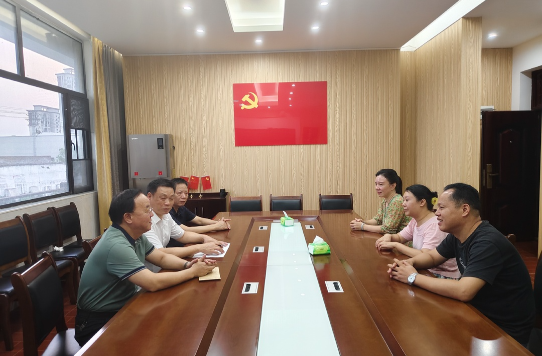 县领导慰问因公牺牲党员干部家属