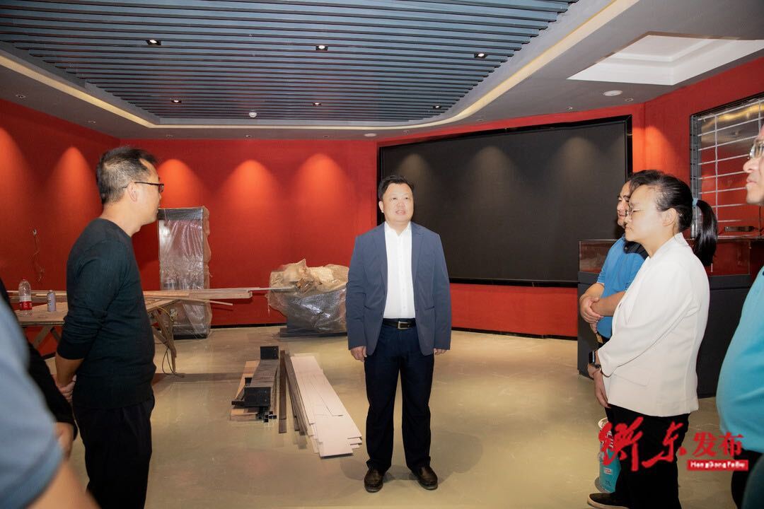 谭建华现场调研印章展览会和土菜文化旅游节筹备情况