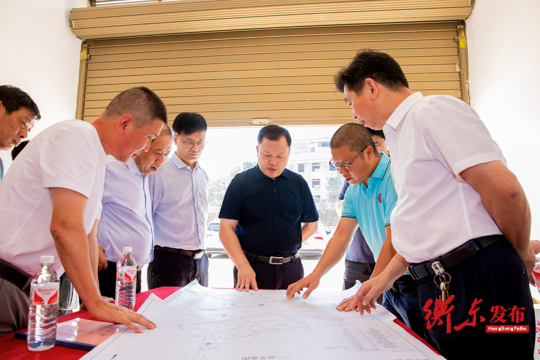谭建华赴金都水果仓储建设项目现场办公