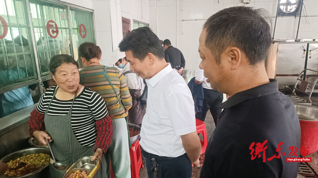 县人大常委会调研乡镇学校教育教学及校园安全工作
