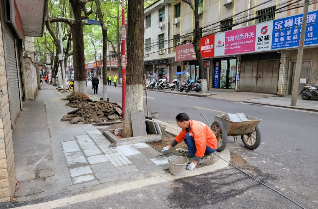 【为民办实事】市政情系民生 清淤修路绘就城市新画卷