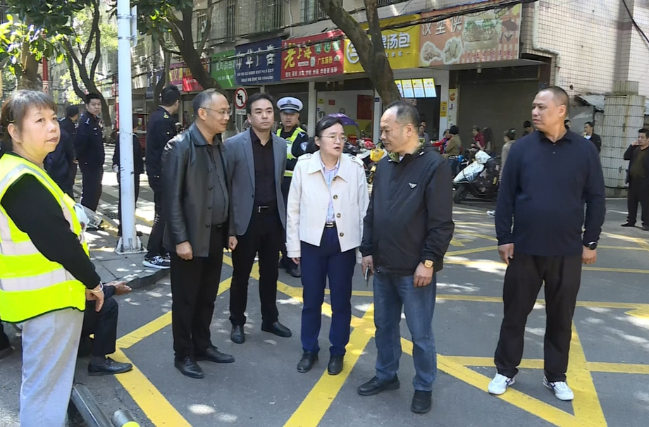 县领导深入校园周边环境整治一线 推动平安校园建设