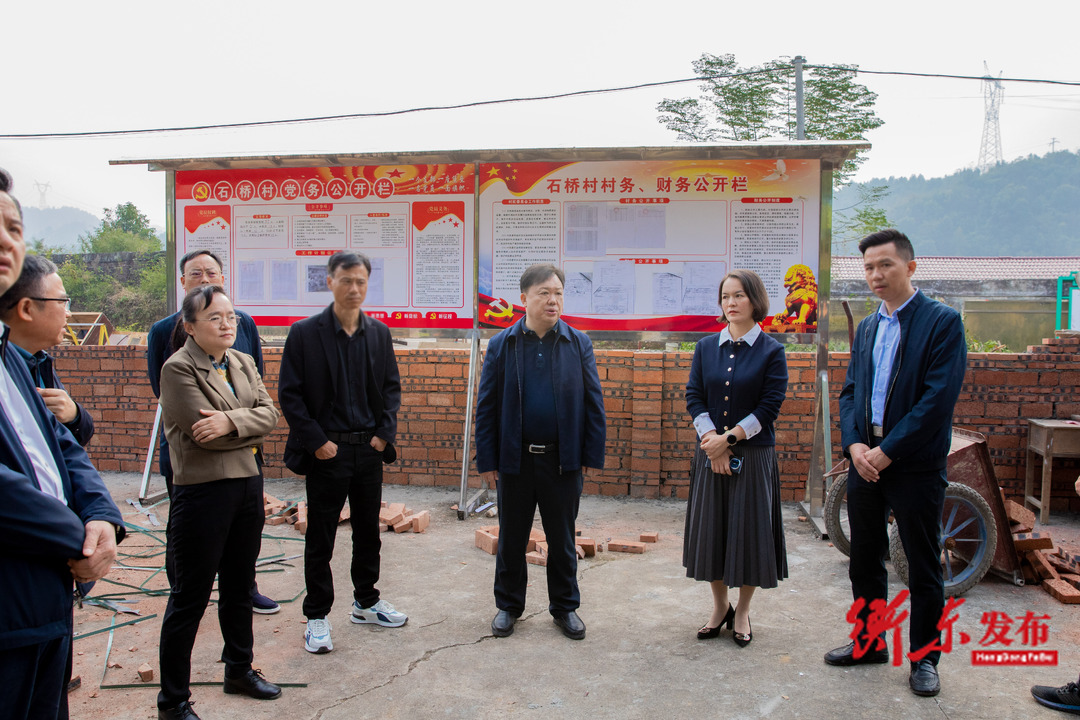 谭建华调研党群服务中心建设并出席全县基层党建工作推进会