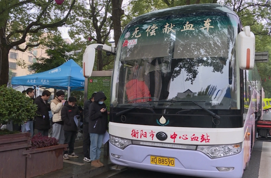 我縣在文體廣場(chǎng)開(kāi)展無(wú)償獻(xiàn)血活動(dòng) 市民踴躍參與