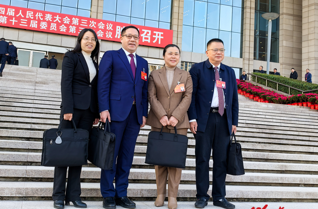 湖南省第十四届人大三次会议开幕，衡东三名代表携民意献良策