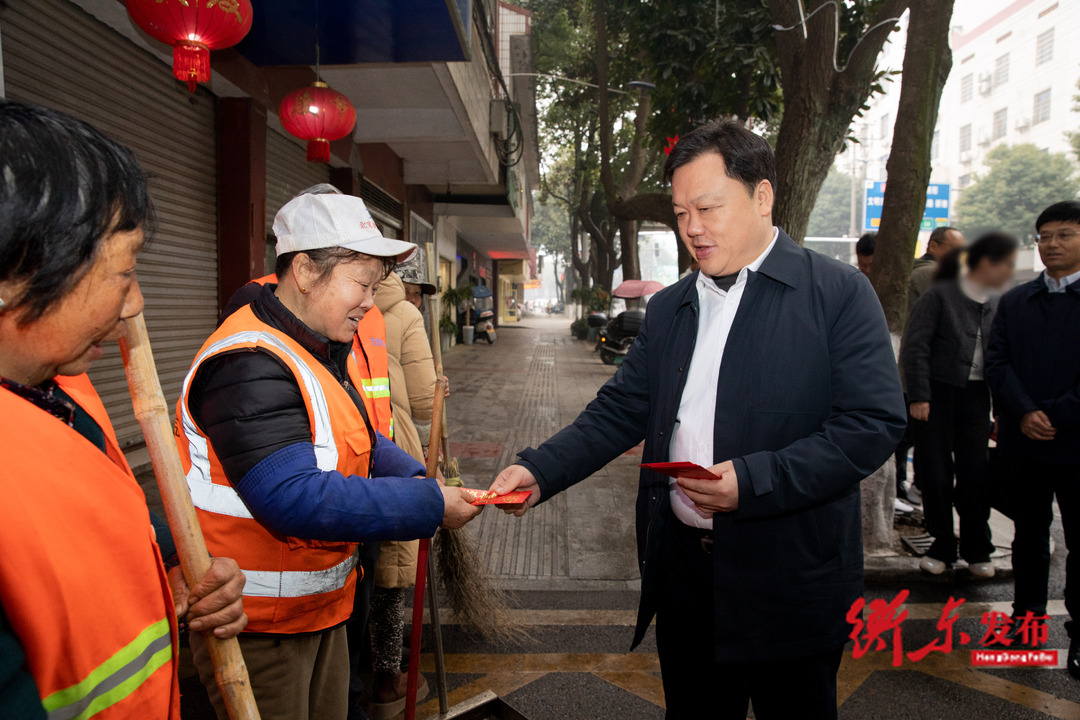 谭建华慰问一线工作人员并督导供水安全