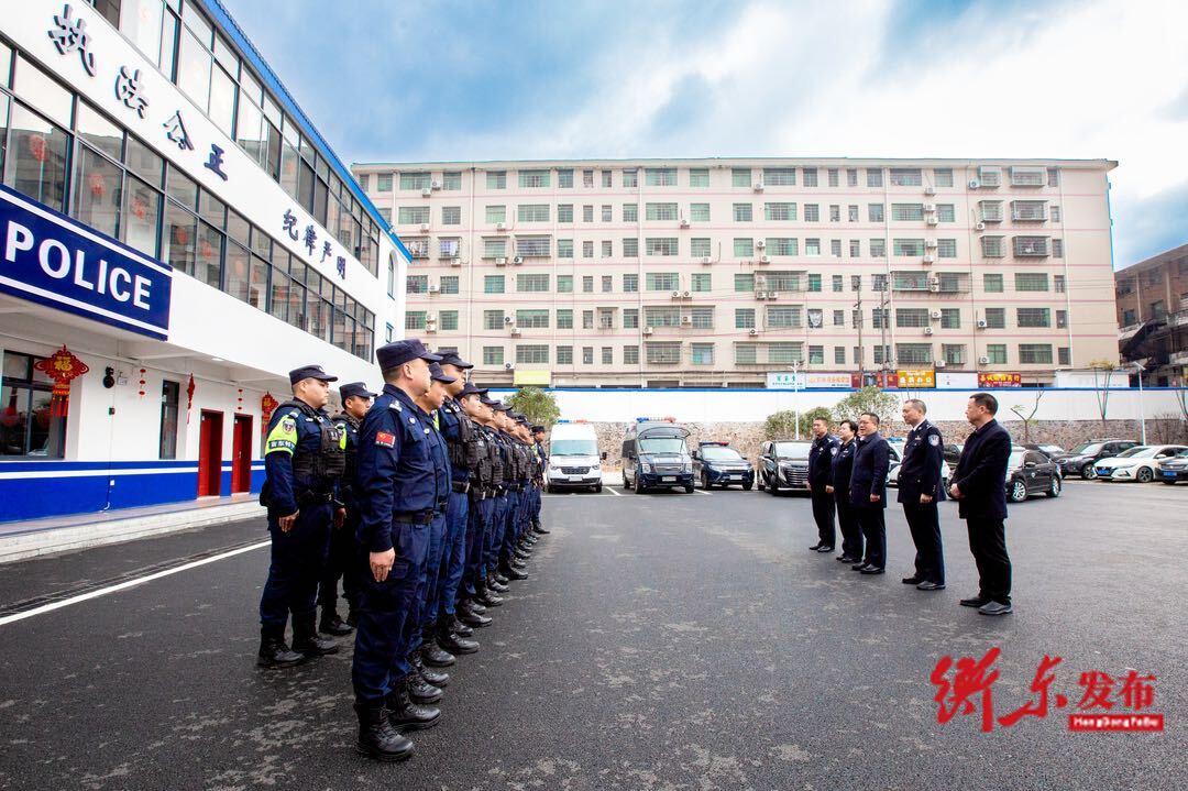 蒋崇华春节前慰问节日服务单位及一线工作人员