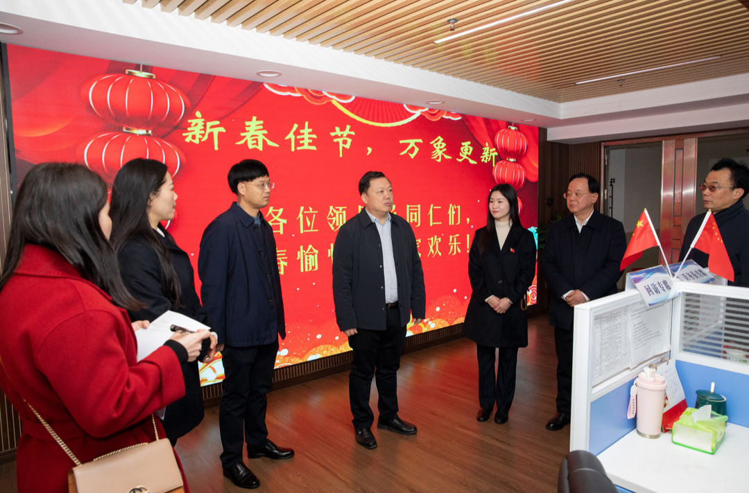 谭建华大年初一看望慰问坚守工作岗位的一线干部职工