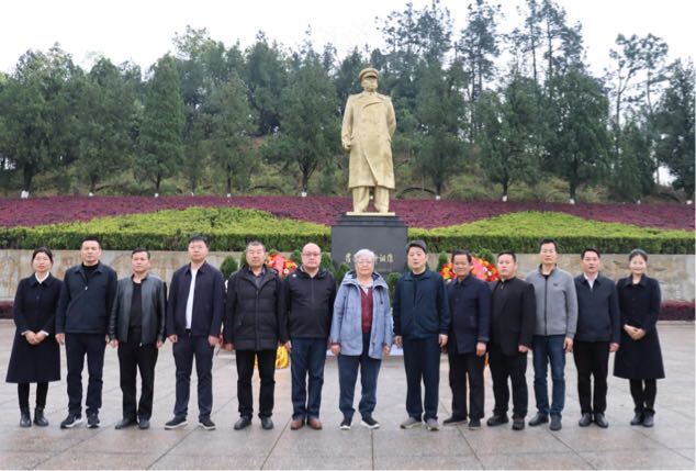 罗荣桓元帅女儿罗北捷携子罗宾 回家扫墓祭祖
