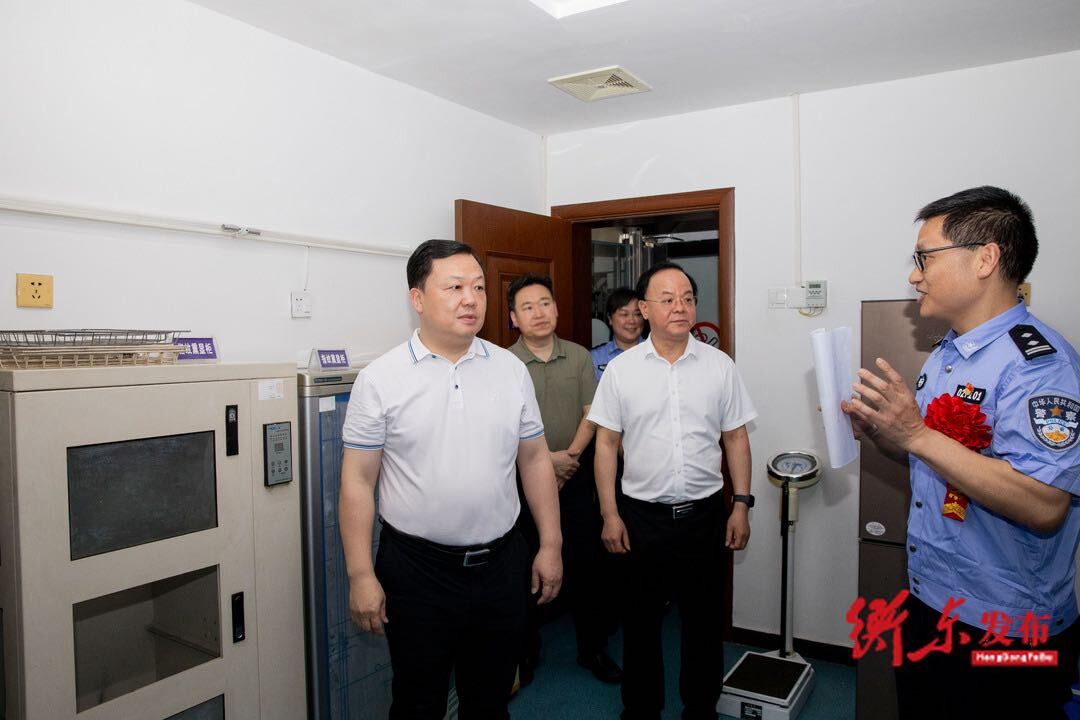谭建华赴县公安局调研公安刑侦工作 慰问公安民警代表
