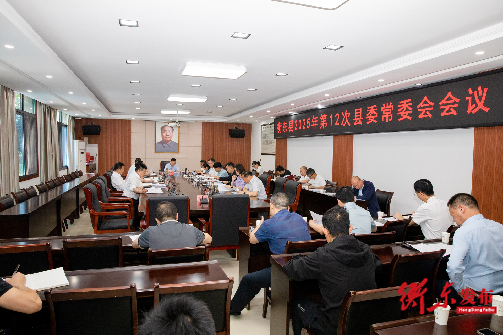 谭建华主持召开2025年第12次县委常委会会议