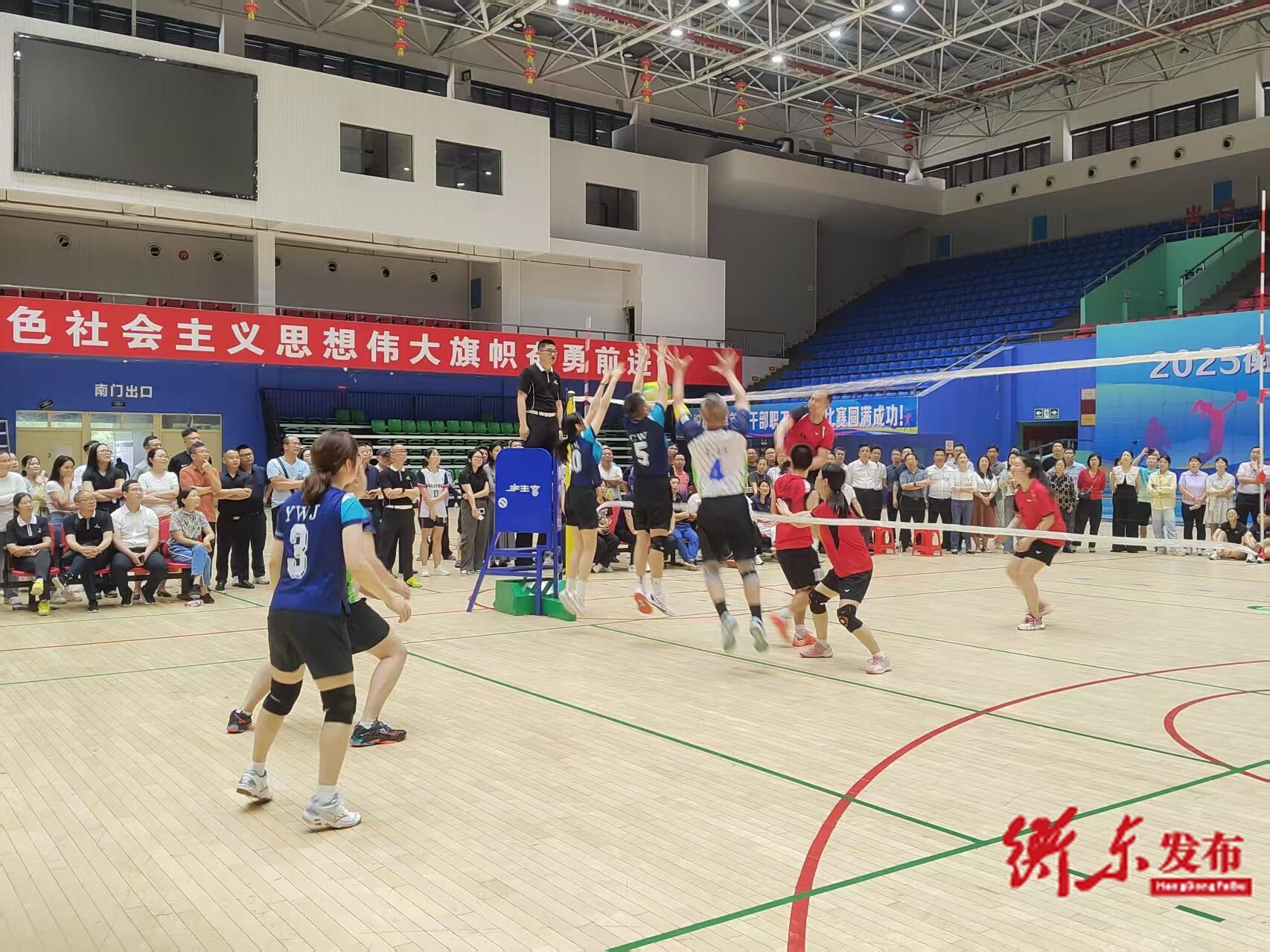 我县首届干部职工气排球赛圆满落幕