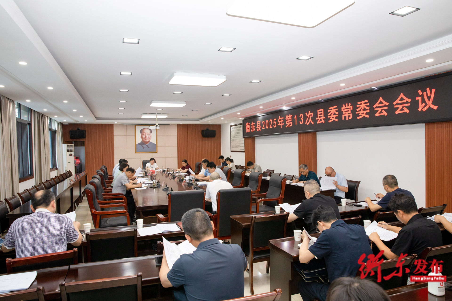 谭建华主持召开2025年第13次县委常委会会议