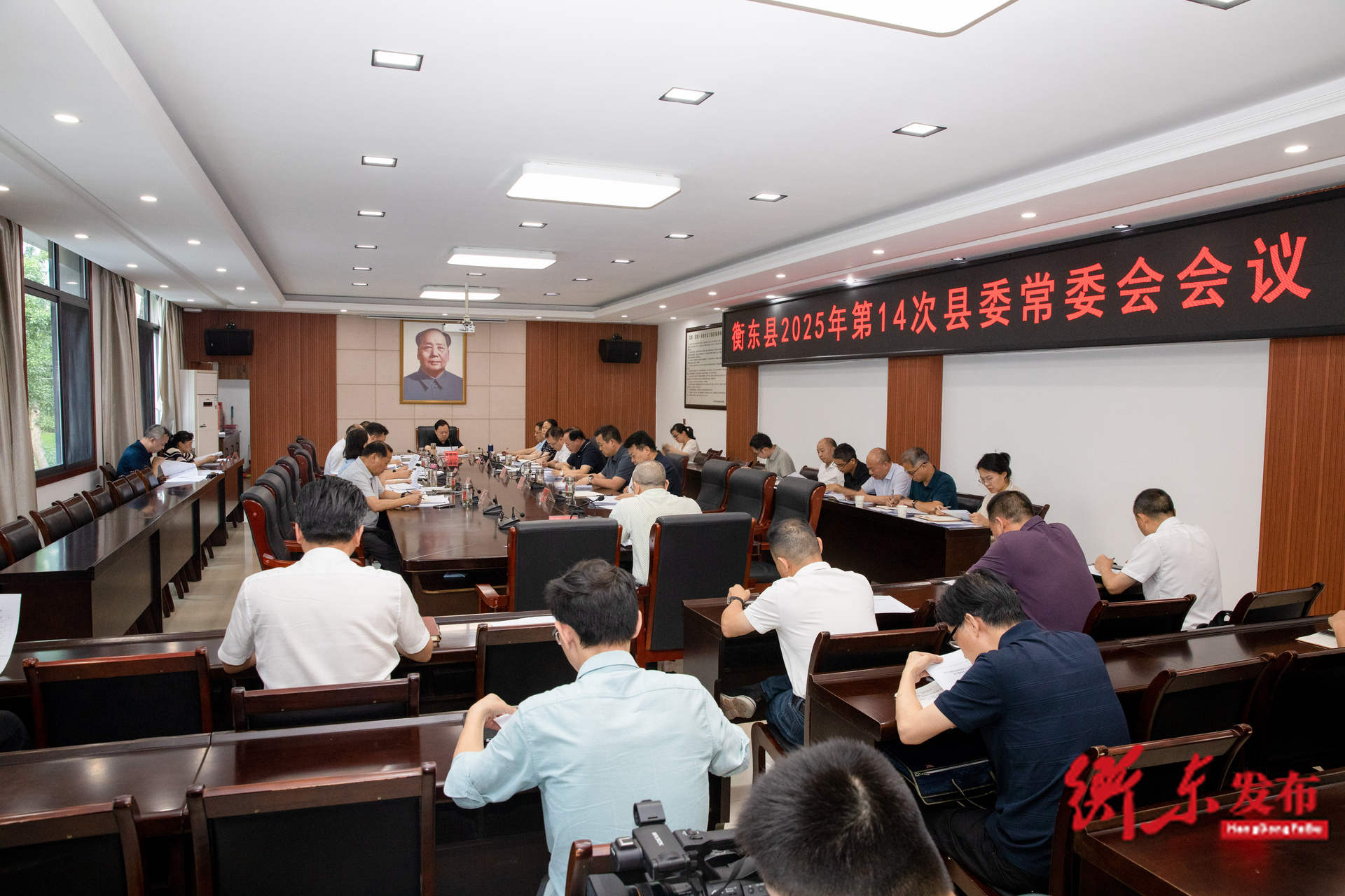 谭建华主持召开2025年第14次县委常委会会议
