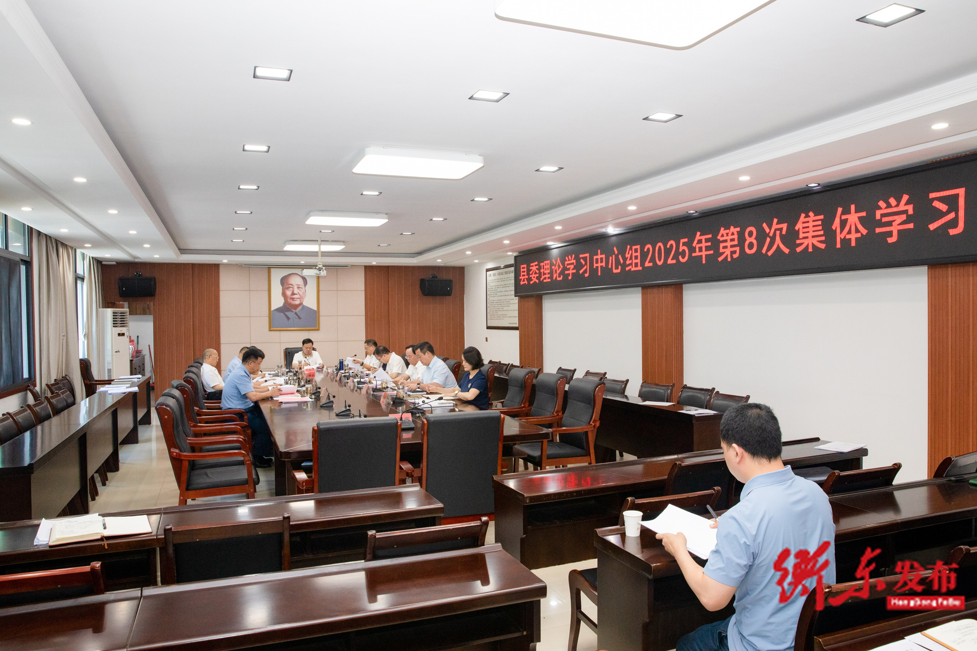 县委理论学习中心组举行2025年第8次集体学习