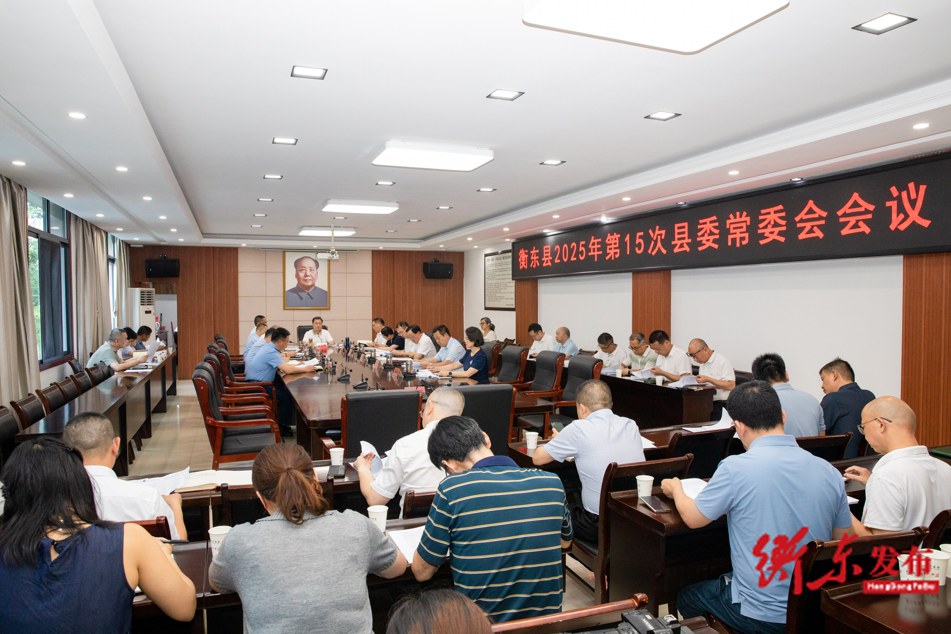 谭建华主持召开2025年第15次县委常委会会议