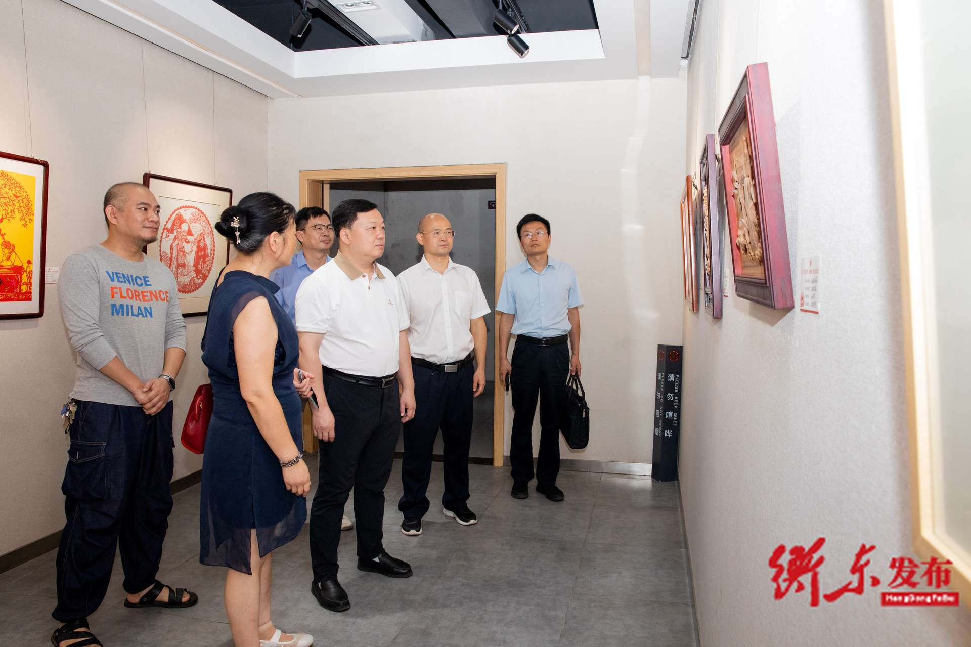 谭建华参观2025“山花烂漫 秀美衡东”民俗文化交流展