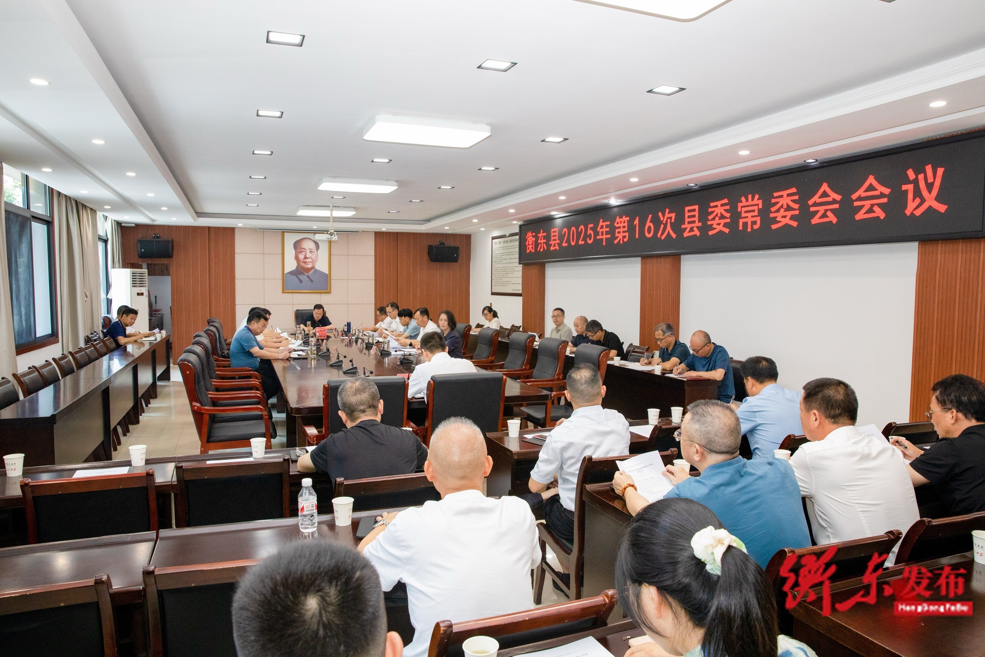 谭建华主持召开2025年第16次县委常委会会议