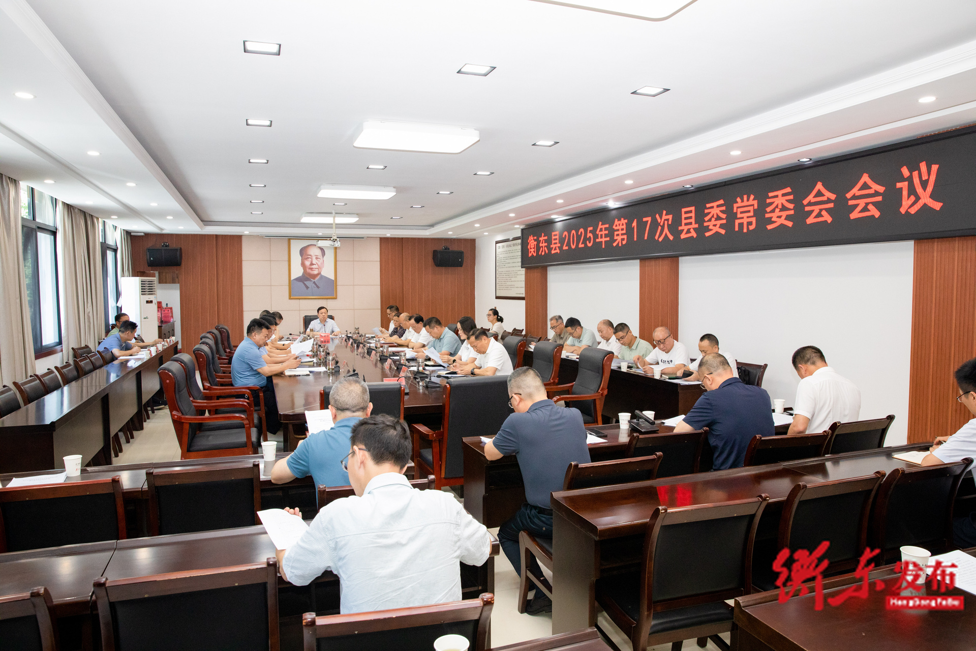 谭建华主持召开2025年第17次县委常委会会议