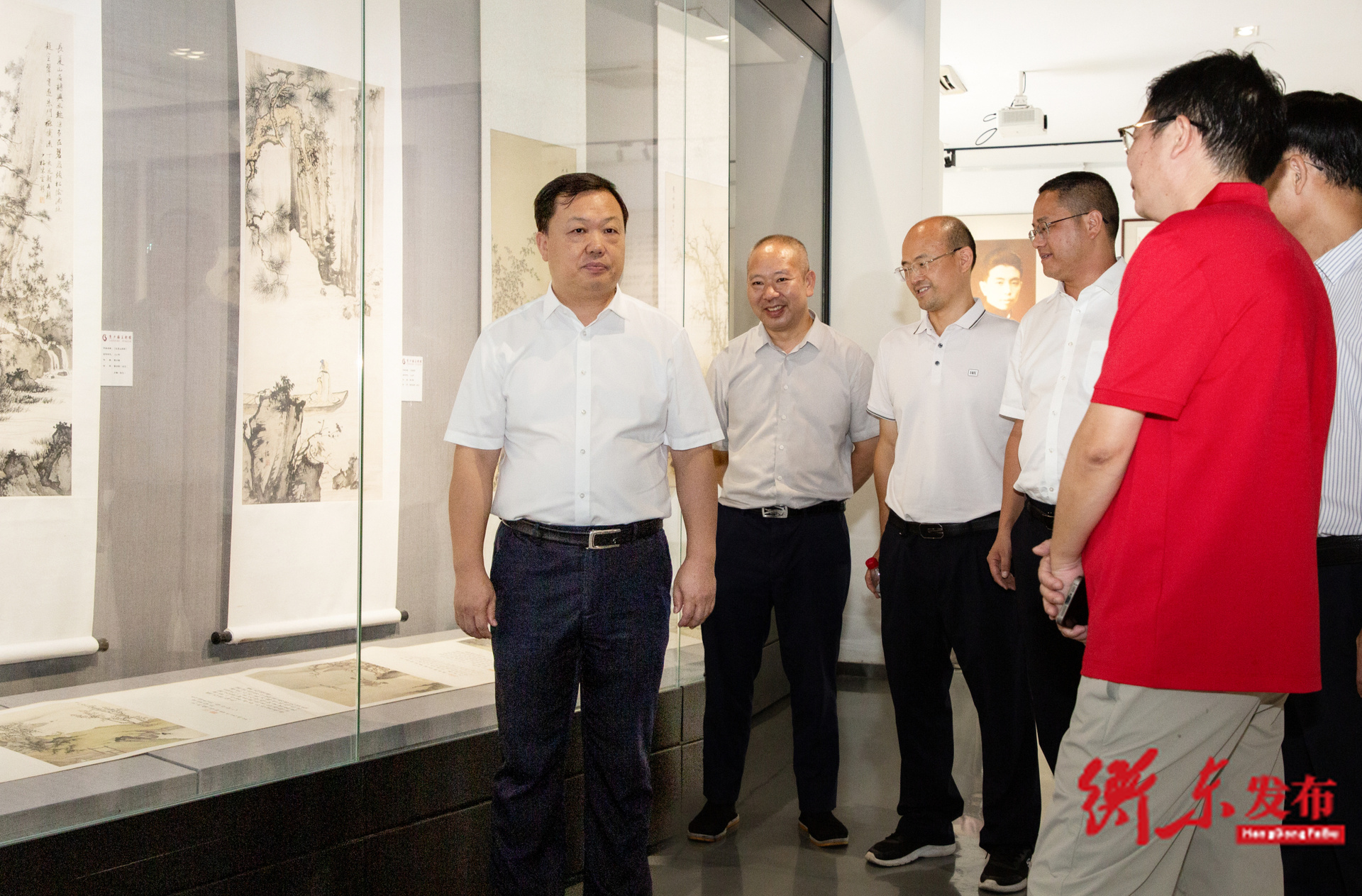 谭建华参观陈少梅艺术精品展暨衡东县中青年10人书法展